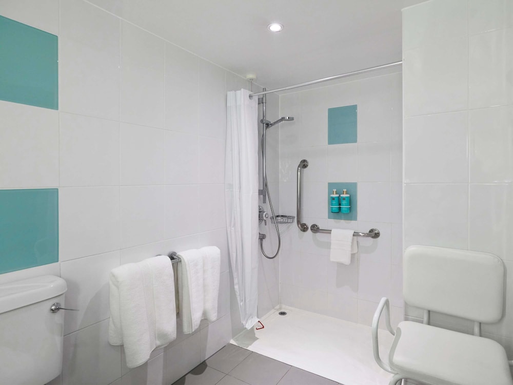 Habitación superior accesible con 2 camas individuales del hotel Novotel London West. Foto 7
