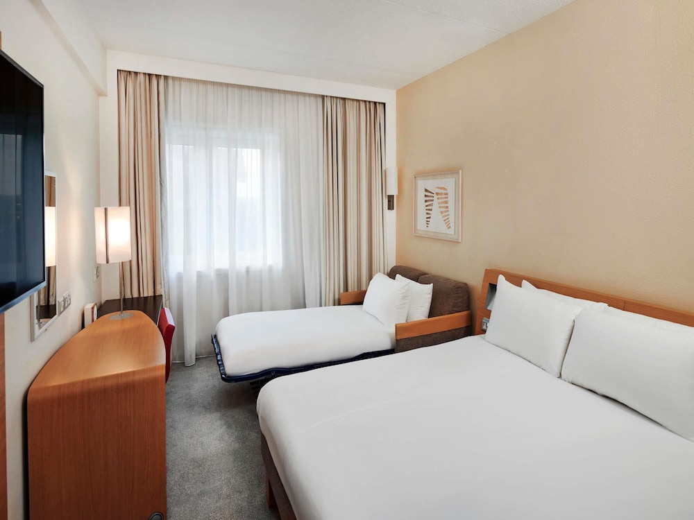 Habitación superior, 1 cama doble con sofá cama del hotel Novotel London West. Foto 1