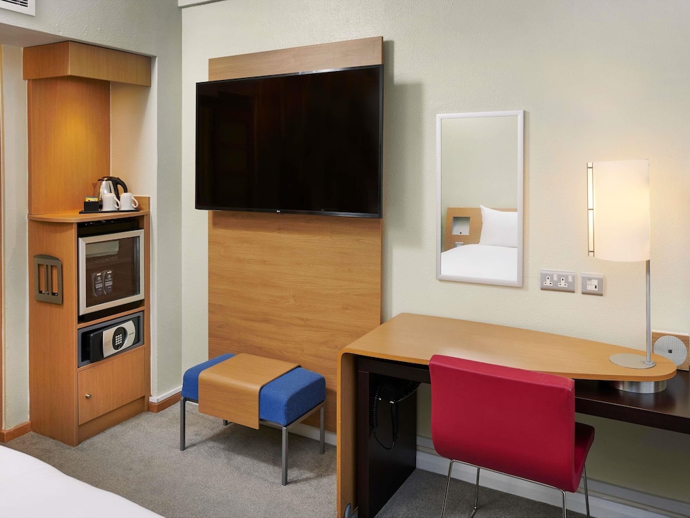 Habitación superior, varias camas del hotel Novotel London West. Foto 1