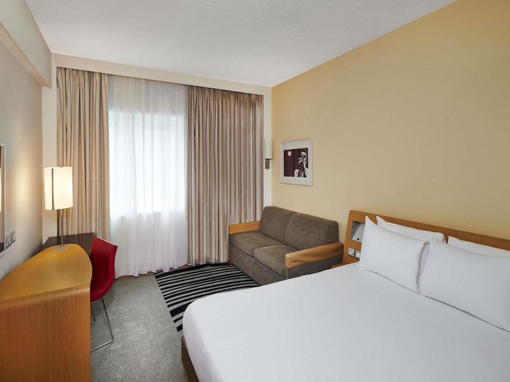 Habitación superior, 1 cama doble con sofá cama del hotel Novotel London West. Foto 2