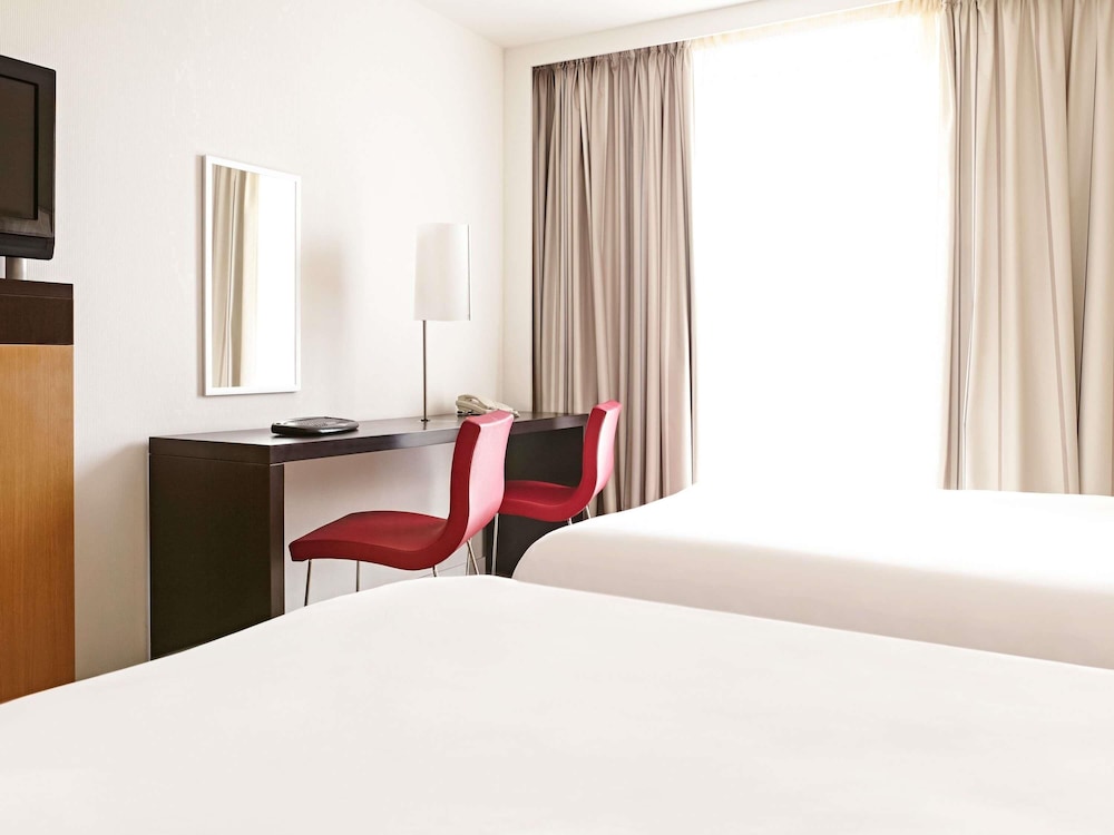 Habitación superior, varias camas del hotel Novotel London West. Foto 7