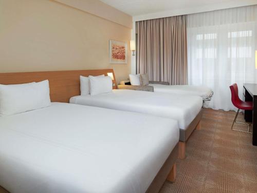 Habitación Superior con 3 camas individuales del hotel Novotel London West. Foto 1