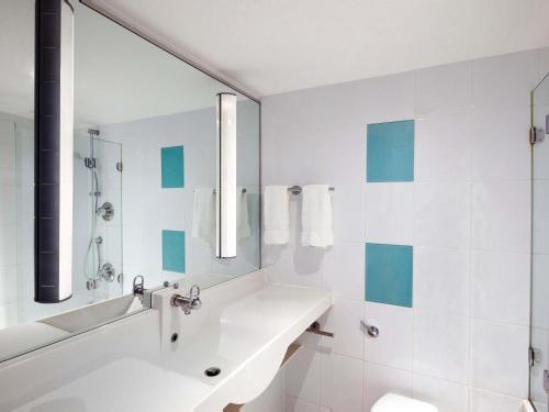 Habitación Superior - 1 cama grande del hotel Novotel London West. Foto 4