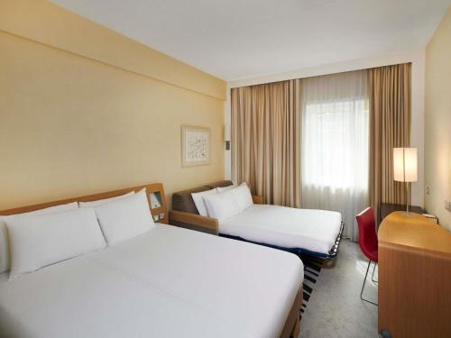 Habitación Superior con cama grande y sofá del hotel Novotel London West. Foto 3