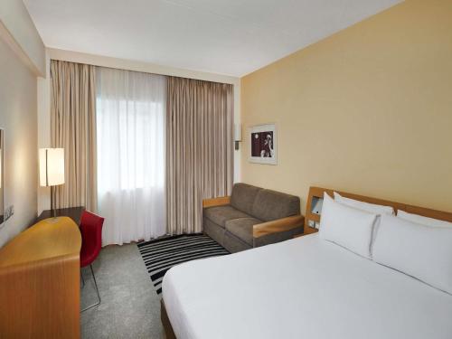 Habitación Doble Executive con sofá del hotel Novotel London West. Foto 4
