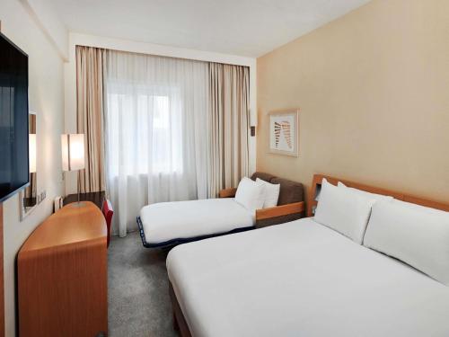 Habitación Doble Executive con sofá del hotel Novotel London West. Foto 6