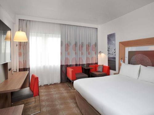 Habitación Premium Executive con cama grande del hotel Novotel London West. Foto 2