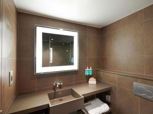 Habitación Premium Executive con cama grande del hotel Novotel London West. Foto 6