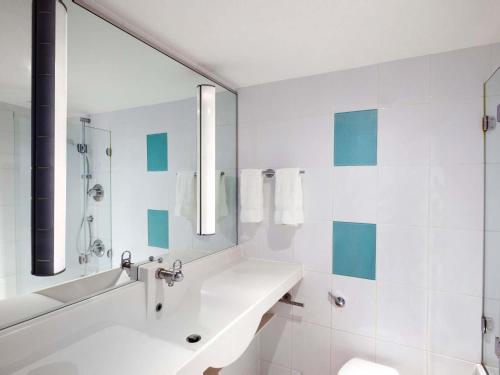 Habitación Superior con 3 camas individuales del hotel Novotel London West. Foto 10