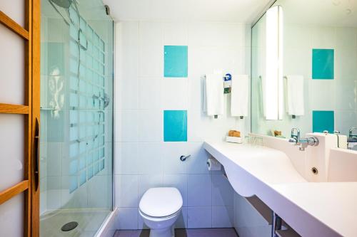 Habitación Doble Executive con sofá del hotel Novotel London West. Foto 12