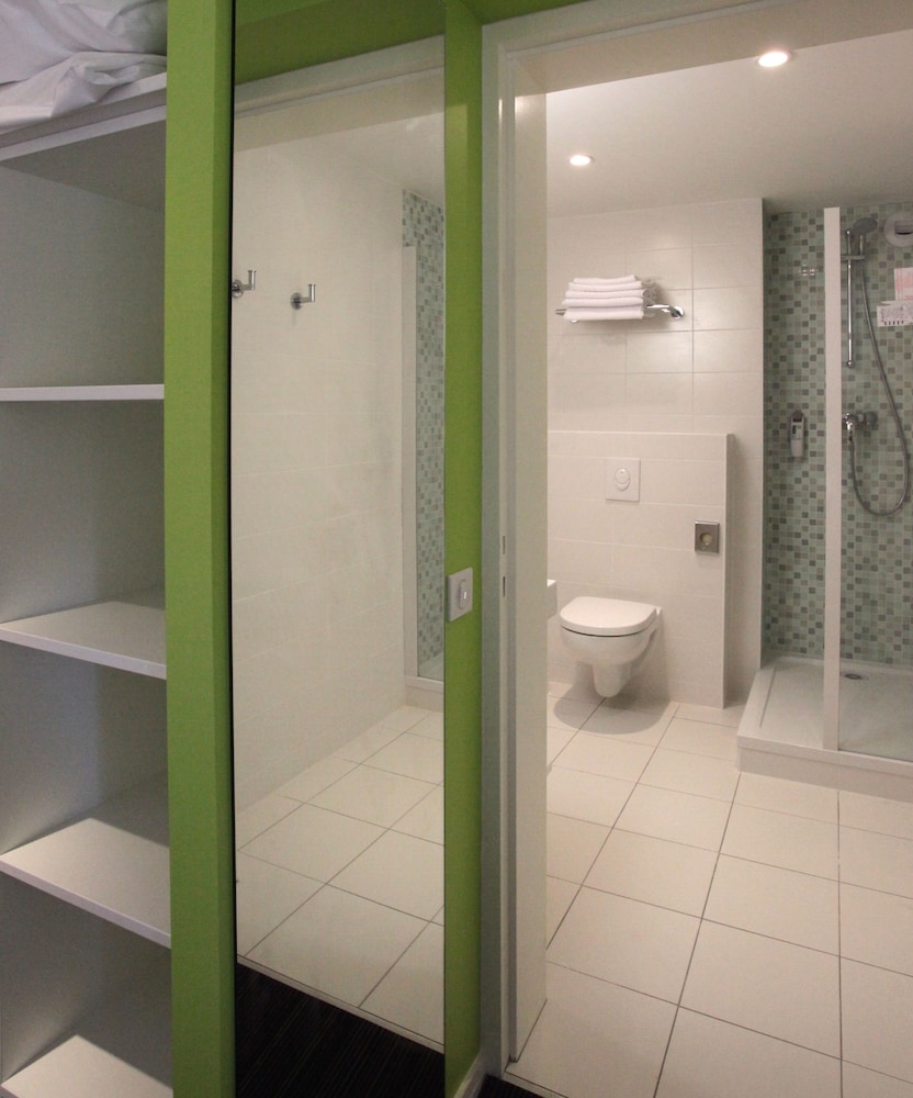 Habitación Standard con una cama doble del hotel Ibis Styles Quiberon Centre. Foto 12