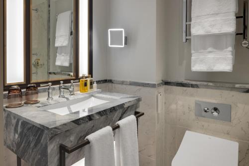 Habitación Superior con cama extragrande del hotel The Biltmore Mayfair. Foto 2