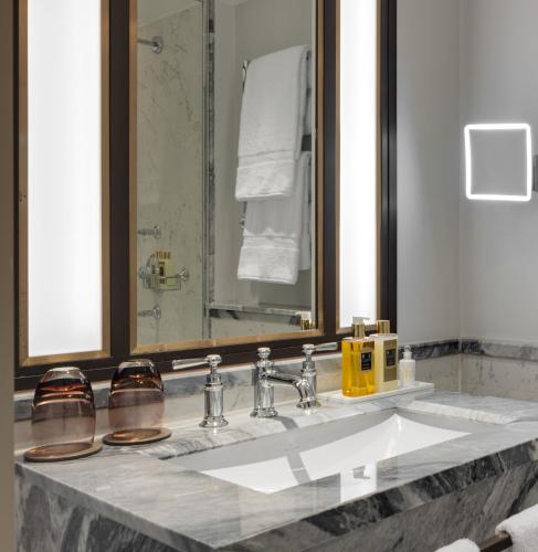 Habitación Superior con cama extragrande del hotel The Biltmore Mayfair. Foto 3