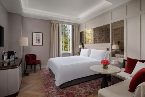 Habitación Deluxe con cama extragrande y vistas a la plaza del hotel The Biltmore Mayfair