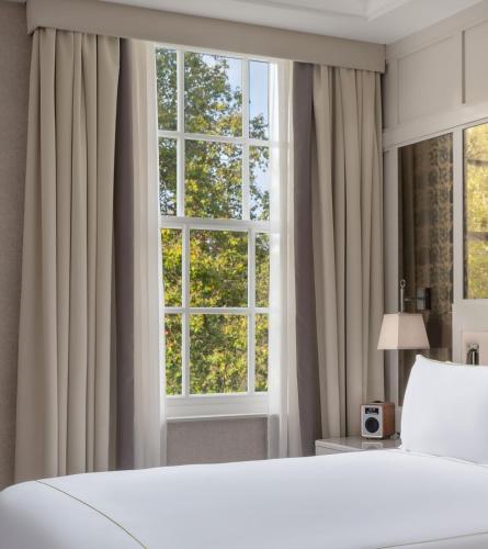 Habitación Deluxe con cama extragrande y vistas a la plaza del hotel The Biltmore Mayfair. Foto 1