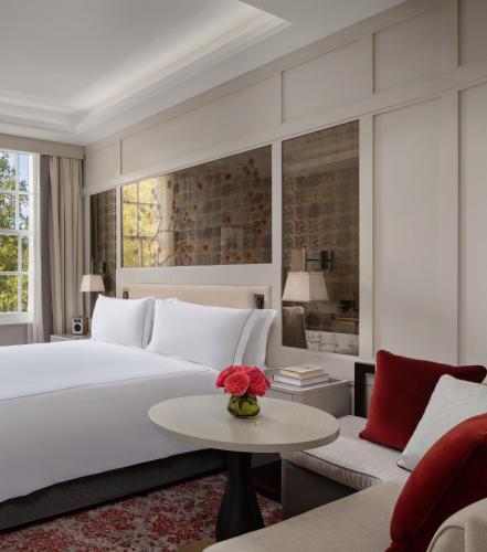 Habitación Deluxe con cama extragrande y vistas a la plaza del hotel The Biltmore Mayfair. Foto 2