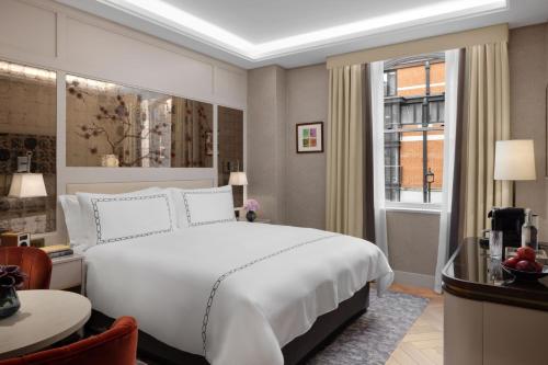 Habitación Deluxe con cama extragrande del hotel The Biltmore Mayfair