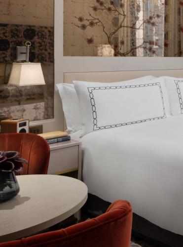 Habitación Deluxe con cama extragrande del hotel The Biltmore Mayfair. Foto 2