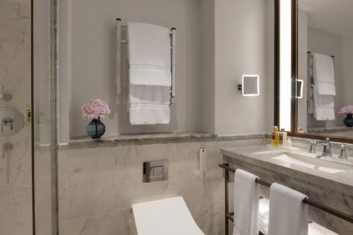 Habitación Deluxe con cama extragrande del hotel The Biltmore Mayfair. Foto 3