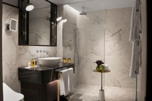 Habitación Grand Deluxe con 1 cama extragrande del hotel The Biltmore Mayfair. Foto 2