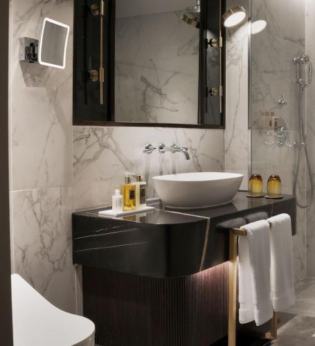 Habitación Grand Deluxe con 1 cama extragrande del hotel The Biltmore Mayfair. Foto 3