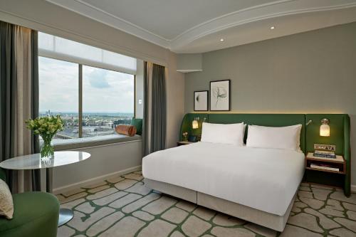 Habitación Executive con cama extragrande del hotel London Hilton On Park Lane. Foto 3