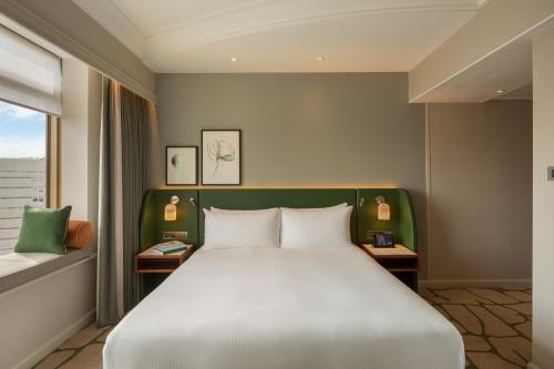 Habitación con cama grande del hotel London Hilton On Park Lane. Foto 2