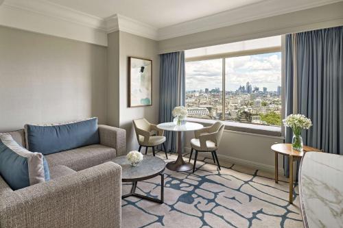 Suite Grosvenor con acceso al salón del hotel London Hilton On Park Lane. Foto 1