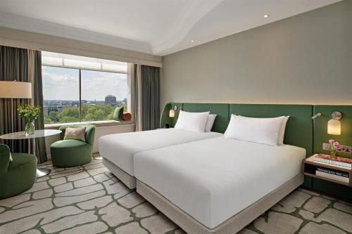 Habitación Doble Deluxe - 2 camas del hotel London Hilton On Park Lane. Foto 6