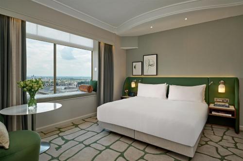 Habitación con cama extragrande del hotel London Hilton On Park Lane. Foto 4