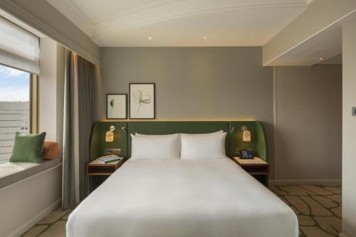 Habitación con cama extragrande del hotel London Hilton On Park Lane. Foto 5