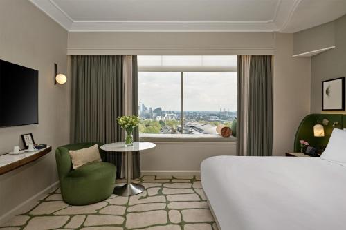 Habitación con cama extragrande del hotel London Hilton On Park Lane. Foto 6