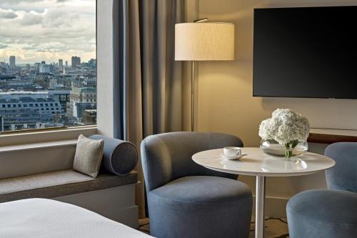 Habitación Executive con cama extragrande del hotel London Hilton On Park Lane. Foto 4