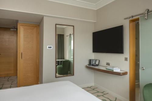 Habitación con cama grande del hotel London Hilton On Park Lane. Foto 7