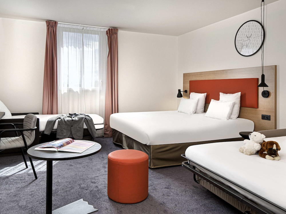 Habitación Estándar con 1 cama queen size y sofá del hotel Ibis Styles Montargis Arboria. Foto 3