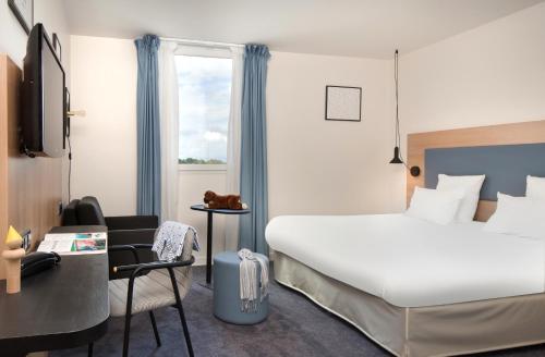 Habitación Estándar con 1 cama doble y 1 sofá - cama individual del hotel Ibis Styles Montargis Arboria. Foto 1