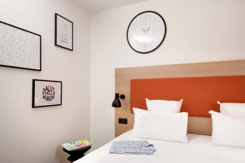 Habitación Estándar con 1 cama doble y 1 sofá - cama individual del hotel Ibis Styles Montargis Arboria. Foto 9