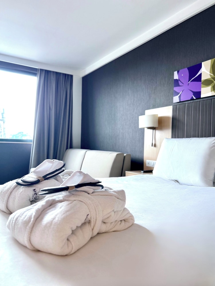 Habitación Privilege familiar con 1 cama king size y 1 sofá cama del hotel Mercure Valenciennes Centre. Foto 1