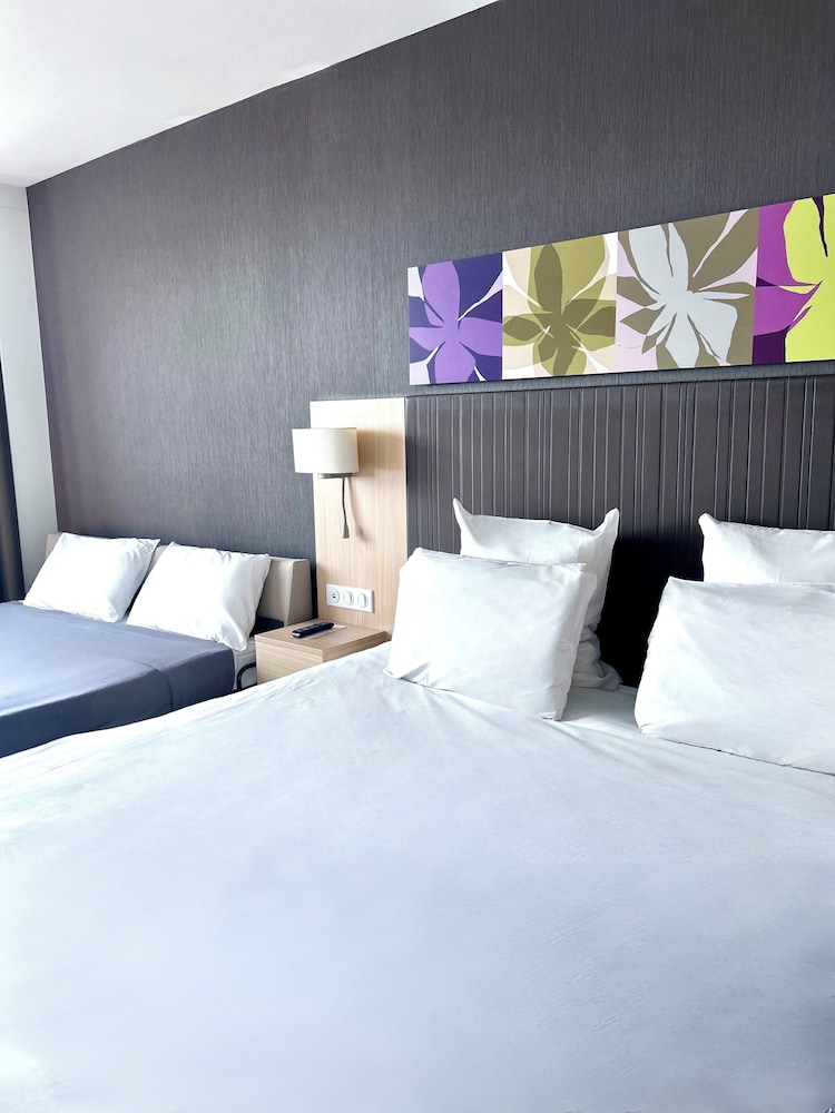 Habitación familiar con 1 cama king size y 1 sofá cama del hotel Mercure Valenciennes Centre. Foto 1