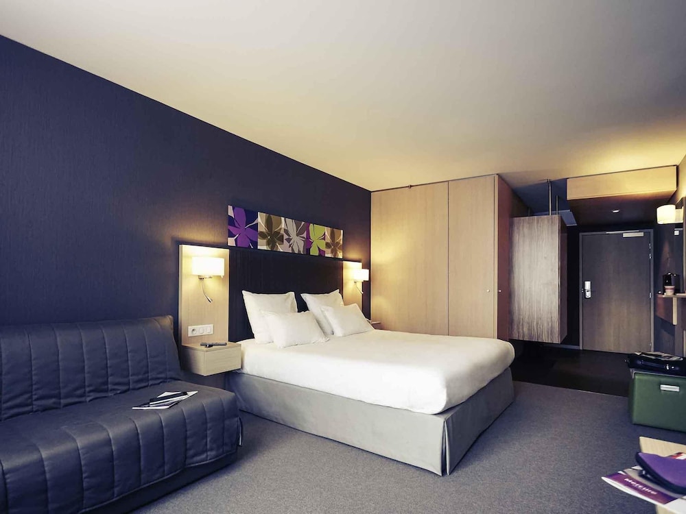 Habitación Classic con una cama doble de 180 x 200 cm, un sofá cama y moderna decoración del hotel Mercure Valenciennes Centre