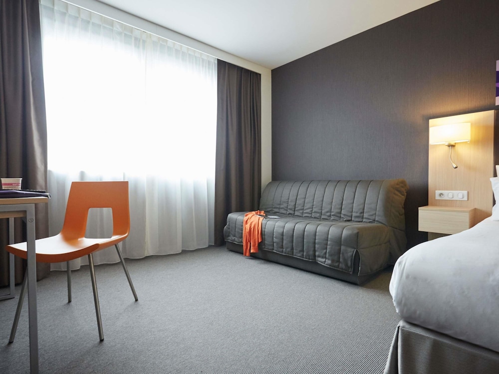 Habitación familiar con 1 cama king size y 1 sofá cama del hotel Mercure Valenciennes Centre. Foto 2
