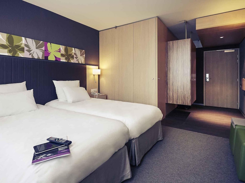 Habitación Classic con dos camas individuales de 100 x 200 cm y moderna decoración del hotel Mercure Valenciennes Centre