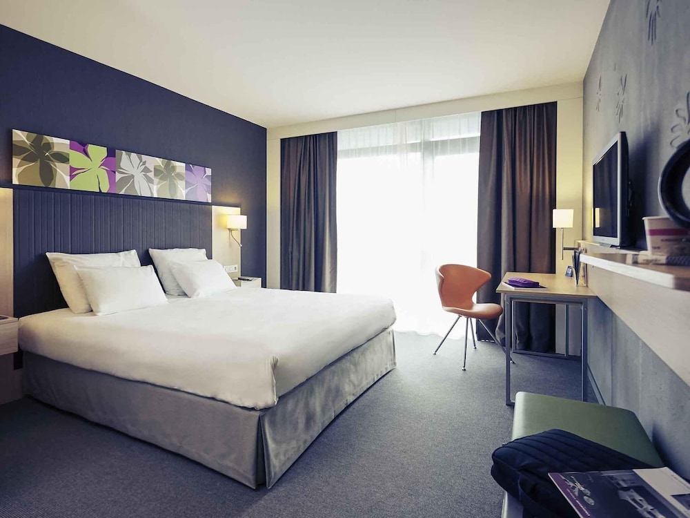 Habitación Classic con una cama doble de 180 x 200 cm y moderna decoración del hotel Mercure Valenciennes Centre. Foto 1