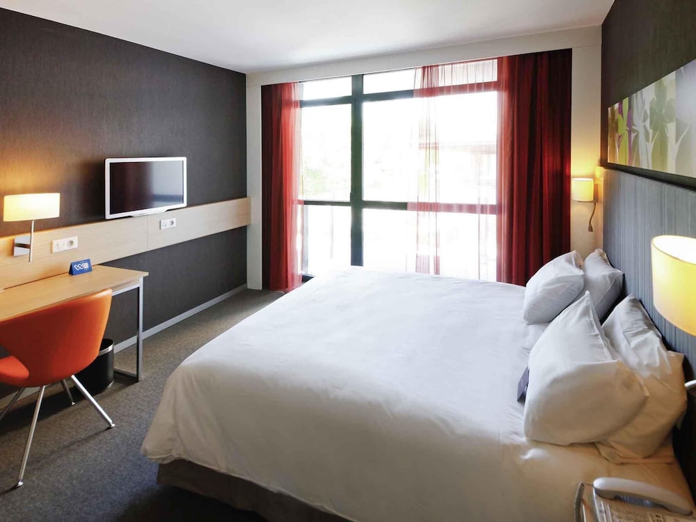 Habitación Classic con una cama doble de 180 x 200 cm y moderna decoración del hotel Mercure Valenciennes Centre. Foto 3