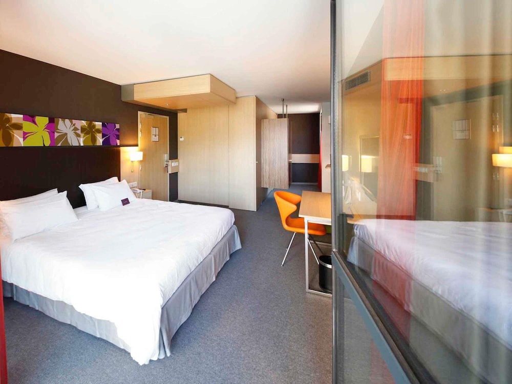 Habitación Classic con una cama doble de 180 x 200 cm y moderna decoración del hotel Mercure Valenciennes Centre. Foto 4