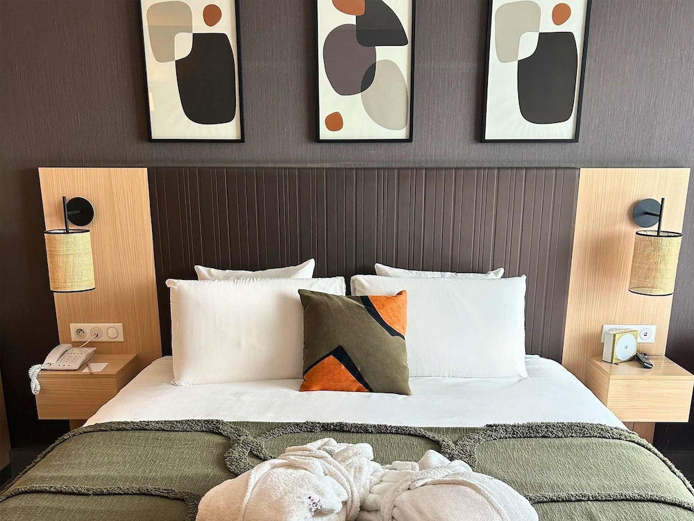 Habitación Privilege con una cama doble de 180 x 200 cm para un máximo nivel de confort del hotel Mercure Valenciennes Centre. Foto 4