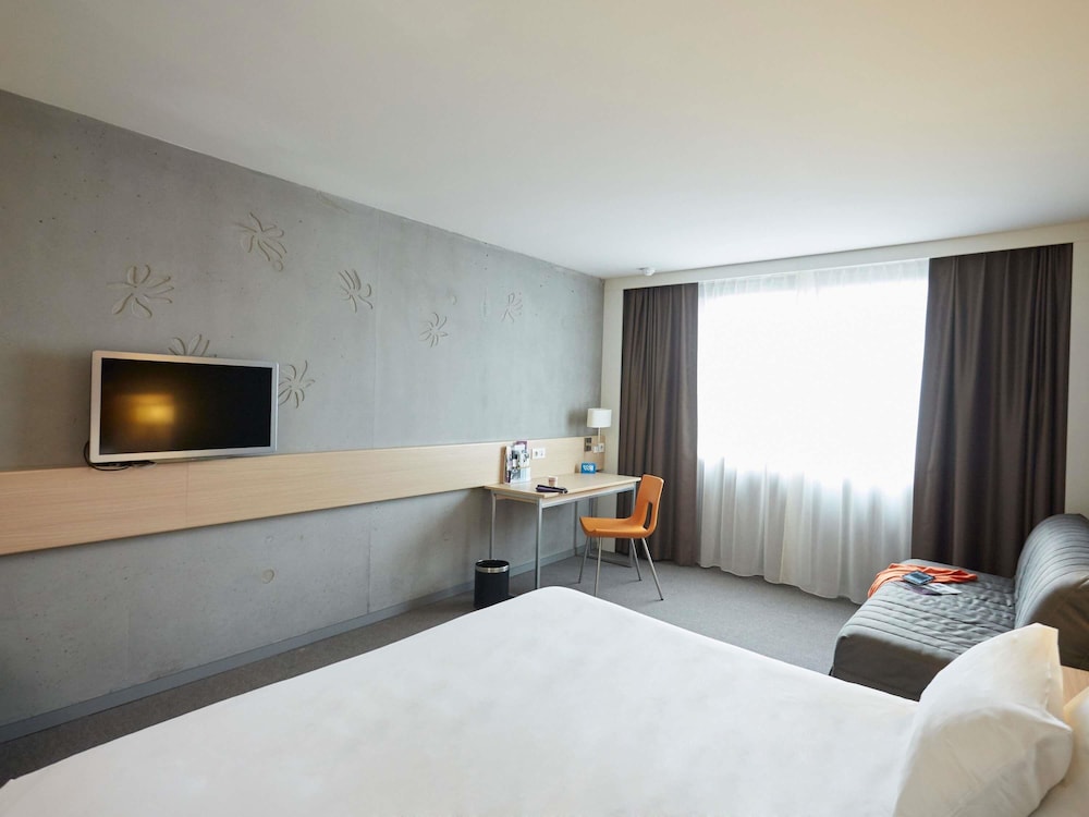 Habitación Classic con una cama doble de 180 x 200 cm, un sofá cama y moderna decoración del hotel Mercure Valenciennes Centre. Foto 2