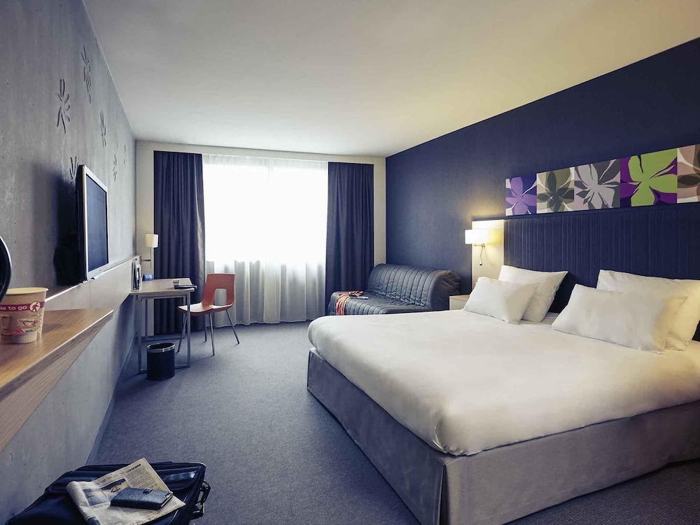 Habitación Classic con una cama doble de 180 x 200 cm, un sofá cama y moderna decoración del hotel Mercure Valenciennes Centre. Foto 3
