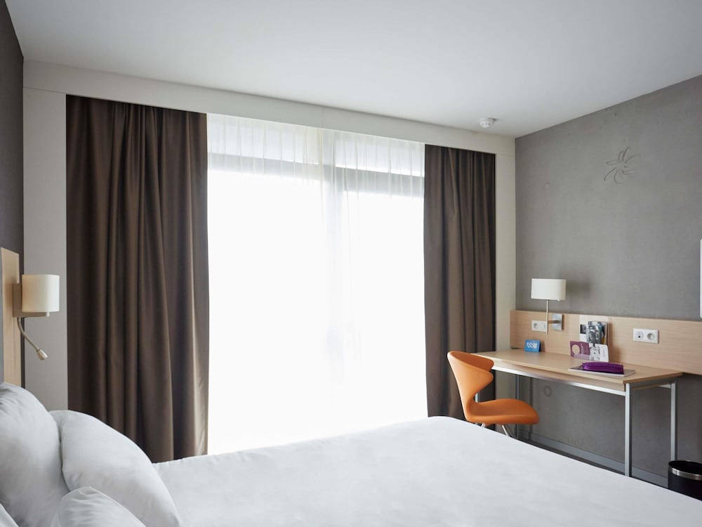 Habitación Classic con dos camas individuales de 100 x 200 cm y moderna decoración del hotel Mercure Valenciennes Centre. Foto 1