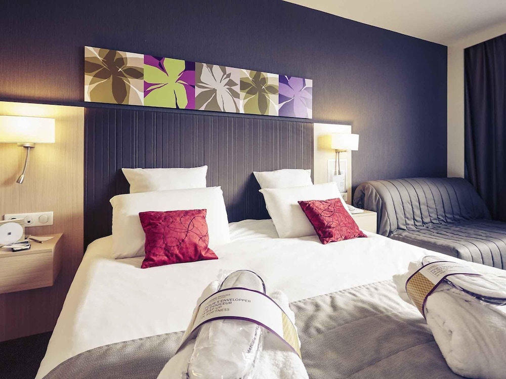 Habitación Privilege con una cama doble de 180 x 200 cm y un sofá cama del hotel Mercure Valenciennes Centre